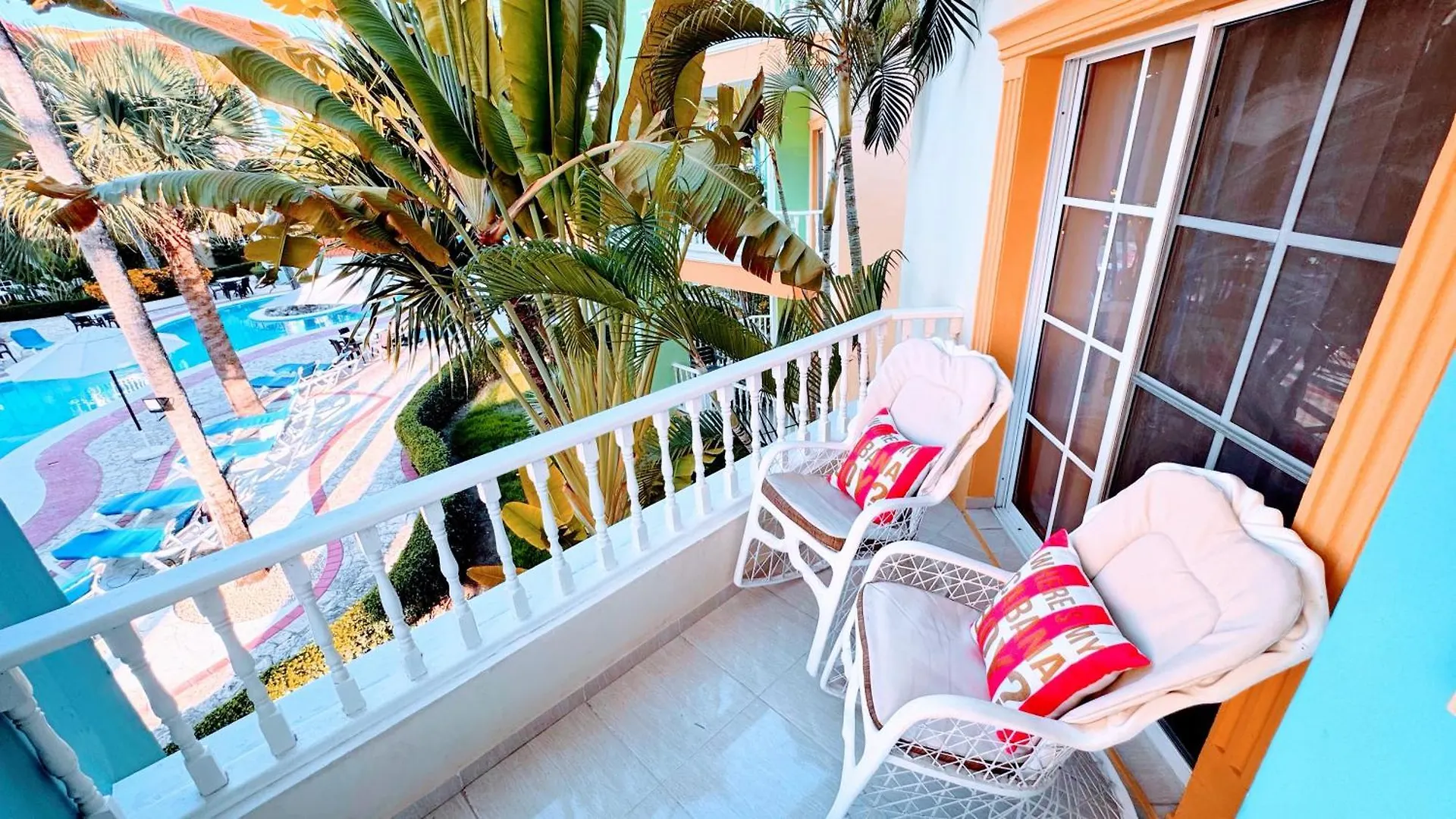 Walk To Beach, Shops, Dining, Pool View, Fast Wifi بونتا كانا شقة