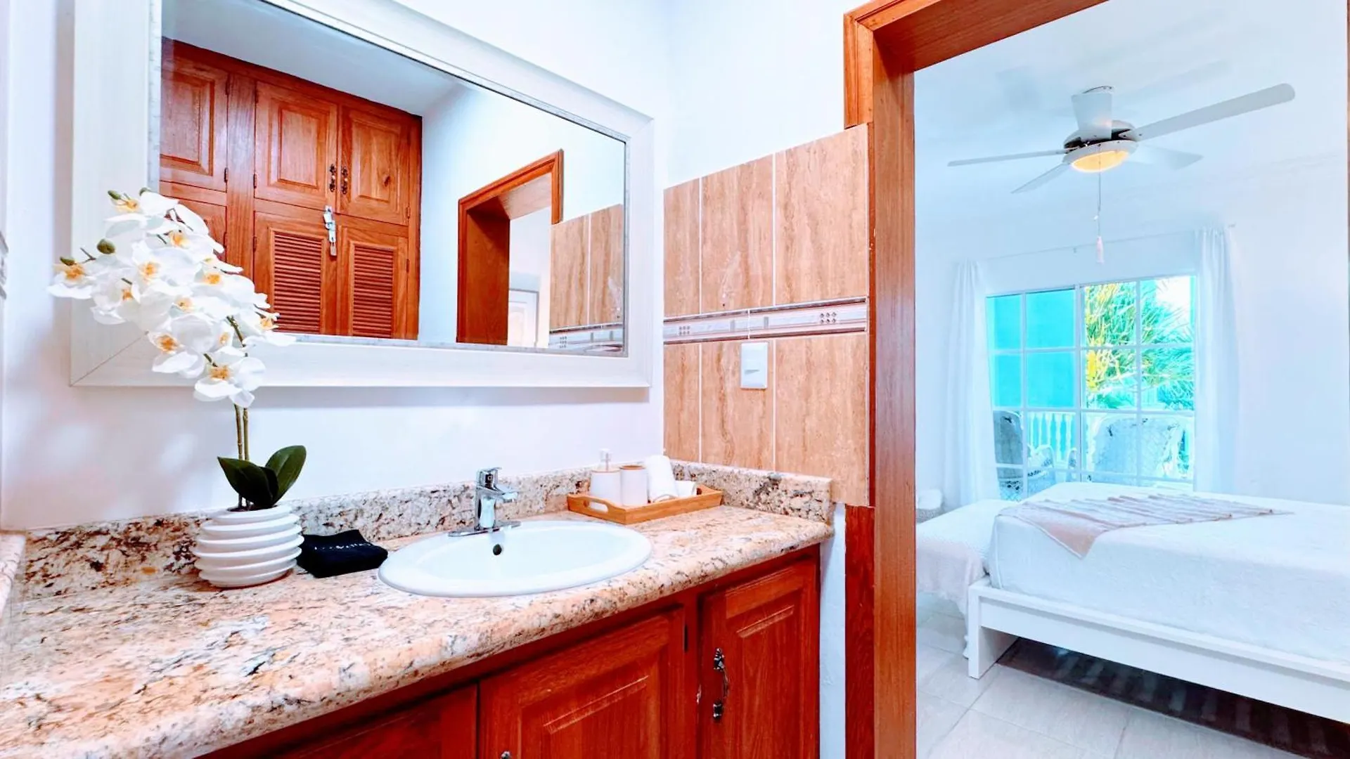 Walk To Beach, Shops, Dining, Pool View, Fast Wifi بونتا كانا شقة