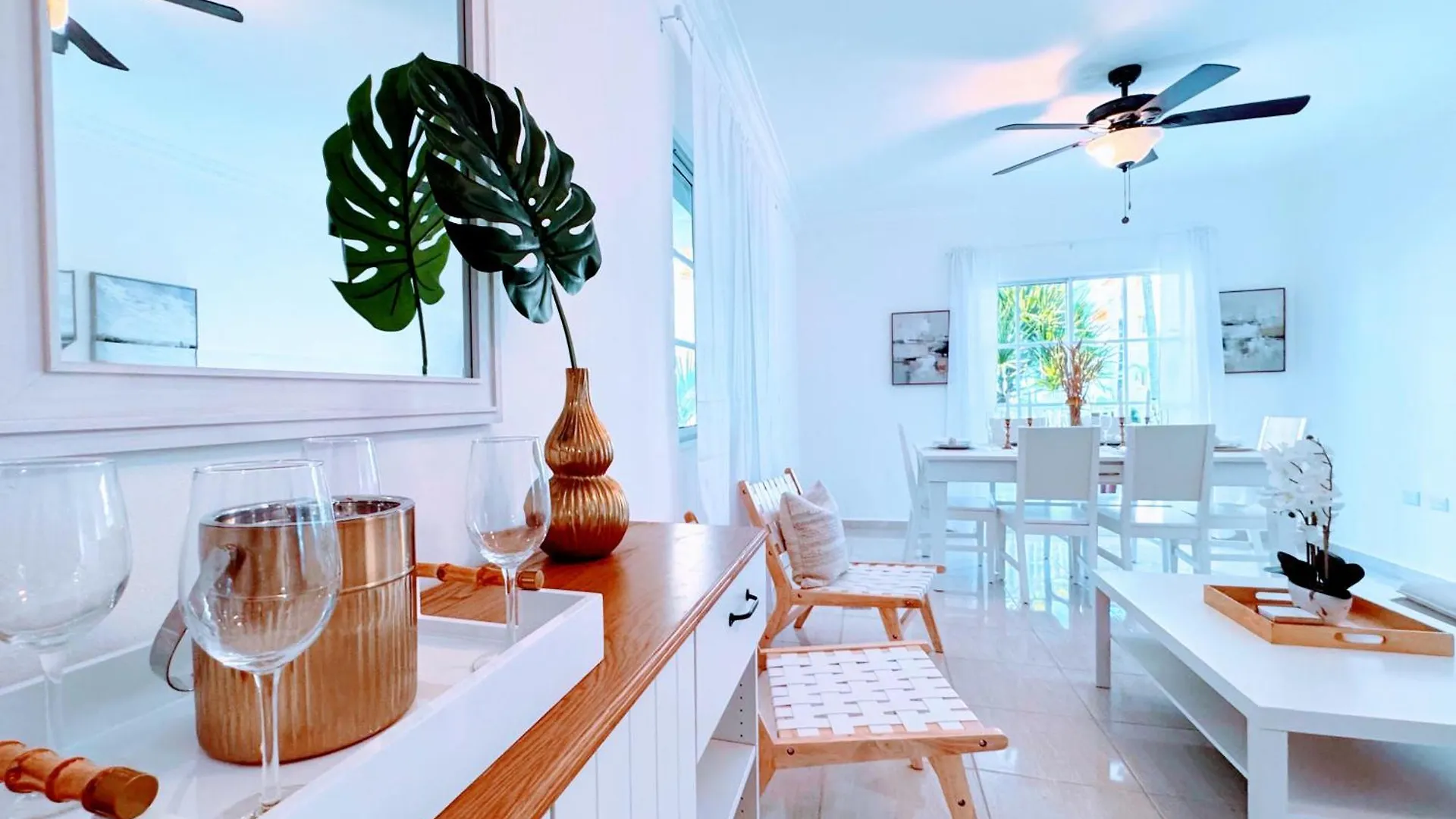 Walk To Beach, Shops, Dining, Pool View, Fast Wifi بونتا كانا شقة